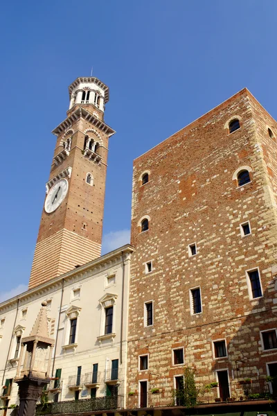 Torre dei Lamberti in Piazza delle Erbe — Stockfoto