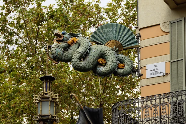 Dragon op de gevel van de Casa Bruno Cuadros — Stockfoto