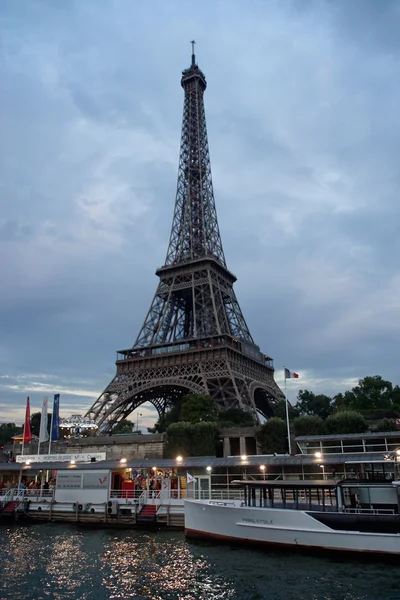 Barcos amarrados junto a la Torre Eiffel — Foto de Stock