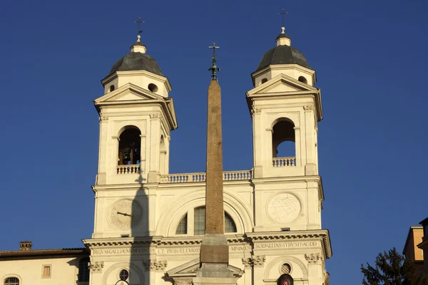 TRINITA DEI MONTI IGREJA EM ROMA — Fotografia de Stock