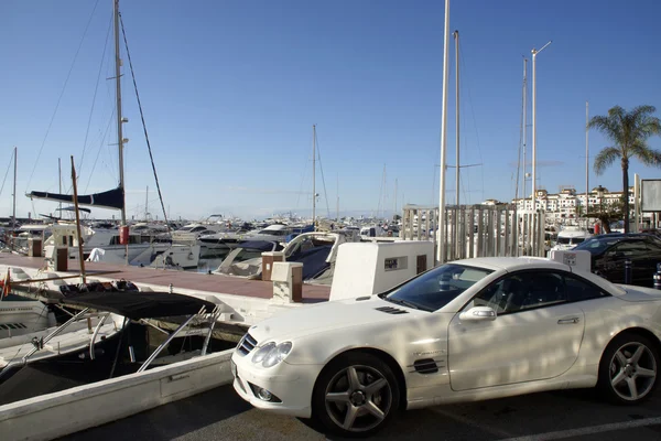 Sportwagen in puerto banus — Stockfoto