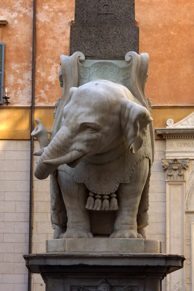 Слон Бернини на площади Пьяцца делла Минерва — стоковое фото