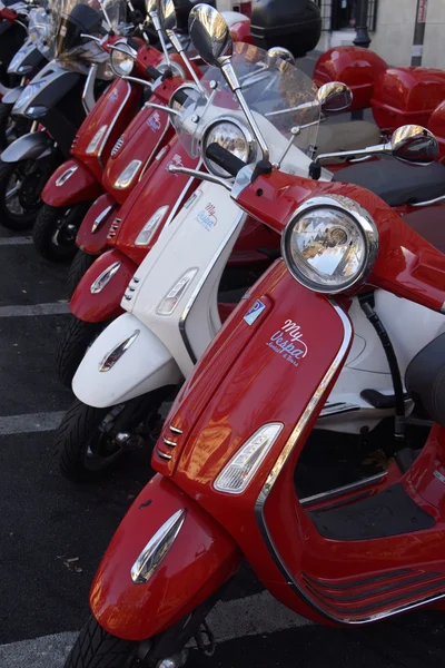 Scooter Vespa typique — Photo