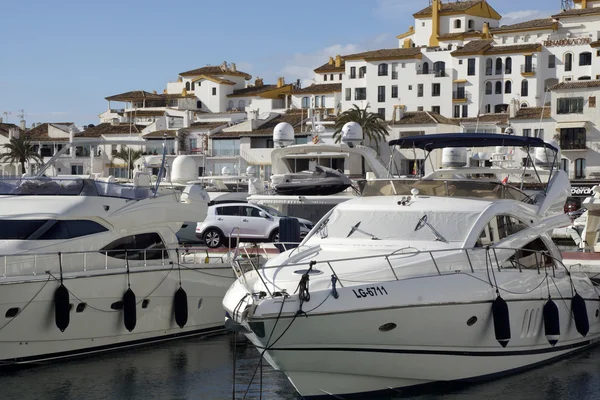 Yate en Puerto Banús — Foto de Stock