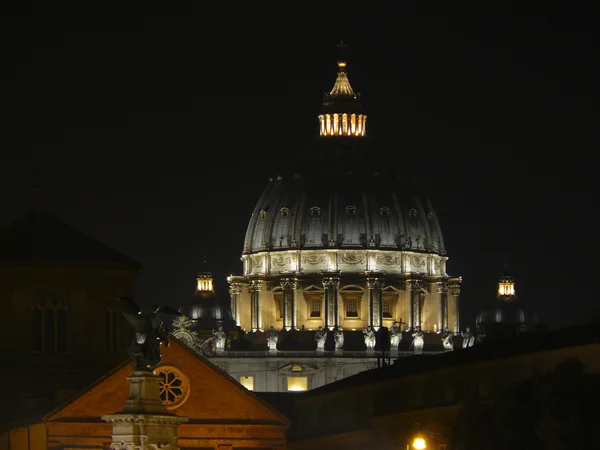 Vatikan'ın kubbe gece görünümü — Stok fotoğraf
