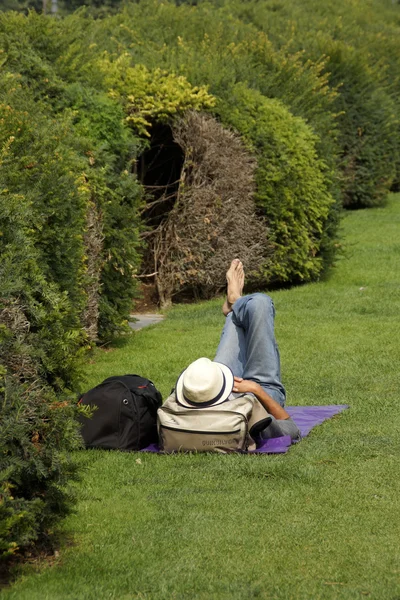 Çimenlerin üzerinde dinlenme turizm