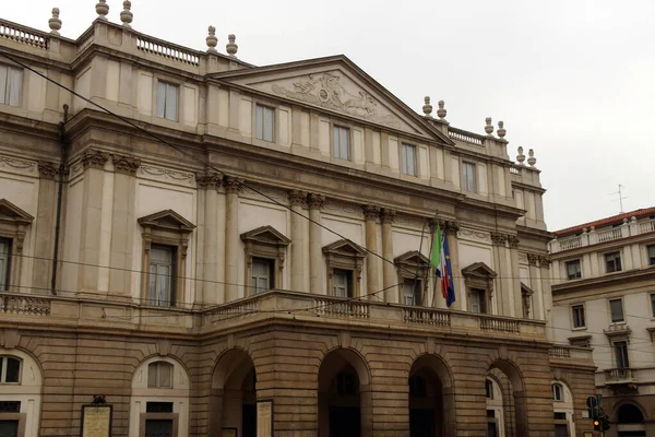 Milan (İtalya). Milan 'ın tarihi şehir merkezinde bulunan Teatro alla Scala (La Scala olarak da bilinir) cephesi