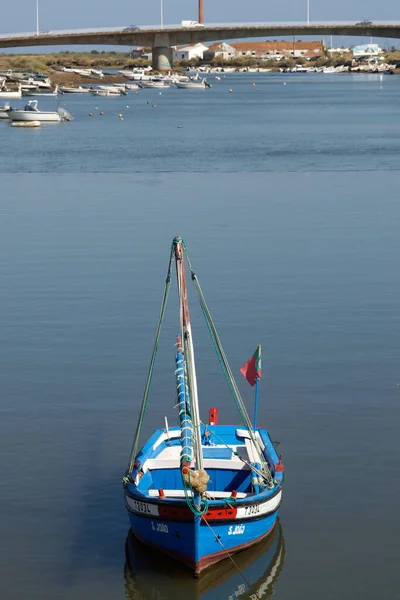 Tavira Portugal Barco Amarrado Río Gilo Mientras Pasa Por Ciudad — Foto de Stock