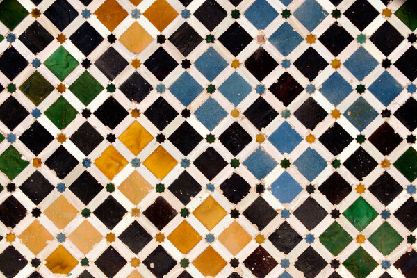 Гранада (Испания). Плитка в Патио-де-лос-Арраянес дворца Комарес в Насридских дворцах Альгамбры в Гранаде