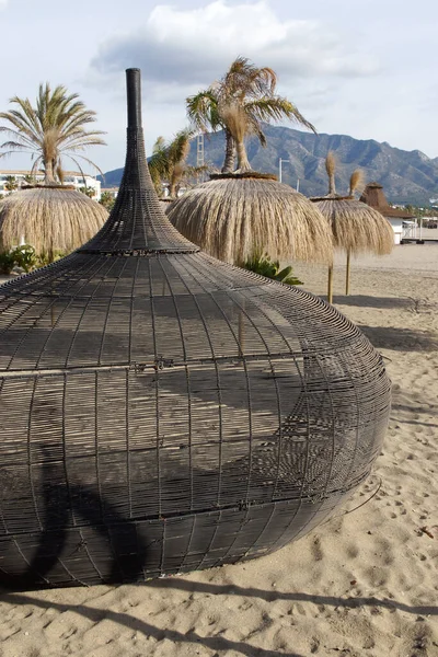 Puerto Banus Marbella Spanien Sonnenschirme Strand Des Jos Banus Yachthafens — Stockfoto