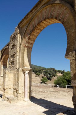 Cordoba (İspanya). Medine Azahara anıtsal kompleksinin Porticoed okçuluğunun mimari ayrıntıları