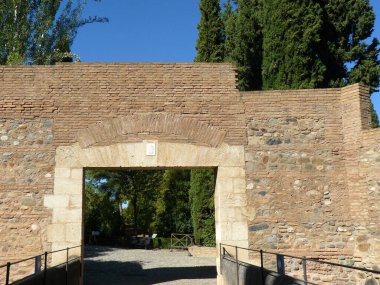Granada (İspanya). Granada 'daki Alhambra' ya açılan kapılardan birinin görüntüsü.