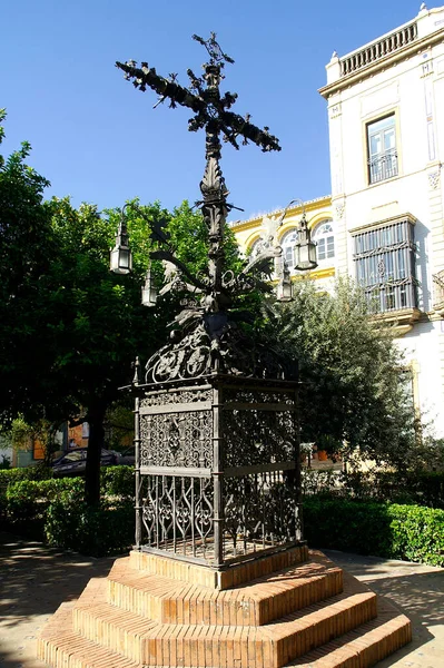 塞维利亚 西班牙 塞维利亚市圣克鲁斯广场的Cruz Sierpes 化名为 Cerrajeria — 图库照片