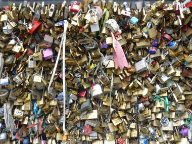 Paris (Fransa). Paris 'teki Seine nehri üzerindeki Başpiskoposun köprüsündeki asma kilitler.