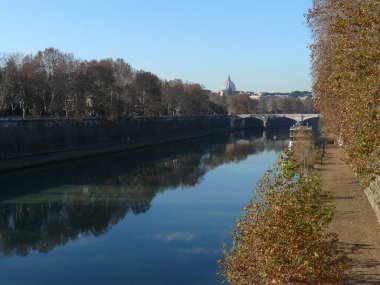 Roma (İtalya). Tiber Nehri Roma şehrinden geçerken...