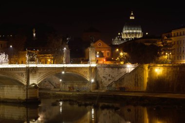 Roma (İtalya). Roma şehrindeki Tiber nehri üzerindeki Sant 'Angelo köprüsünün gece manzarası..