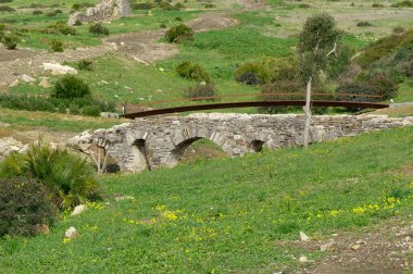 Tarifa (Cadiz) İspanya. Baelo Claudia 'nın arkeolojik bölgesinde su kemeri.