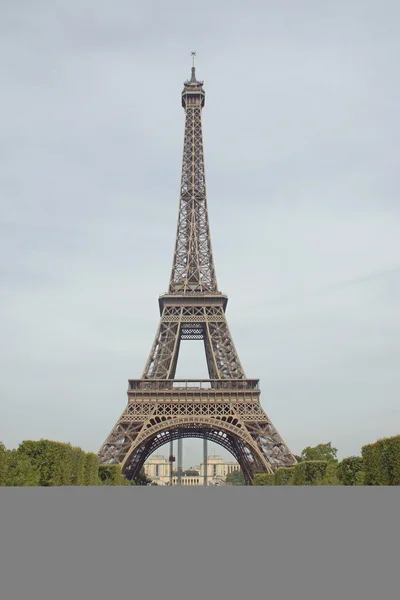 La Torre Eiffel dagli Champs de Mars Parigi . — Foto Stock