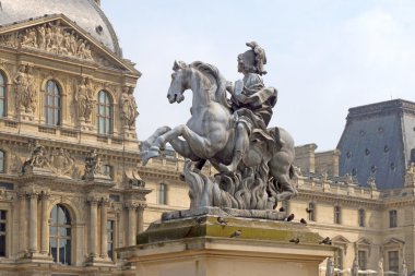 Louvre Müzesi avlusunda Kral Louis xiv Binicilik Heykeli. Gian Lorenzo Bernini tarafından yürütülen