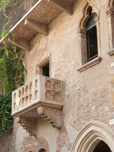 在维罗纳市朱丽叶的房子里的罗密欧和朱丽叶阳台 — 图库照片