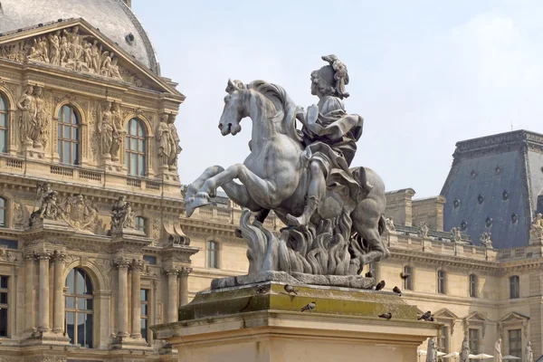 Estatua ecuestre del rey Luis XIV en el patio del Museo del Louvre. Dirigida por Gian Lorenzo Bernini —  Fotos de Stock