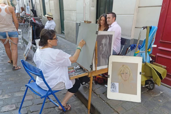 Artista nel quartiere Montmartre della città di Parigi — Foto Stock