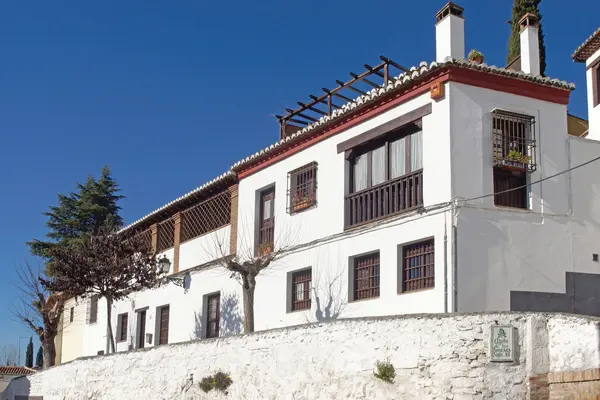 Casa típica en el barrio del Albaicín en Granada — Foto de Stock