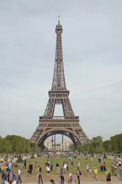 La Torre Eiffel dagli Champs de Mars di Parigi . — Foto Stock