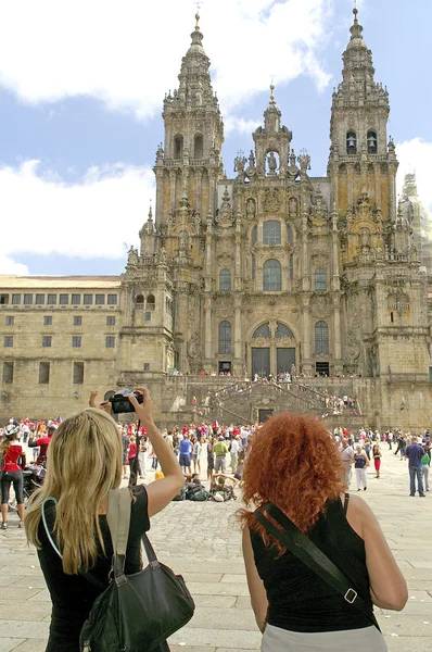 Turistas fotografiando la fachada de la Catedral de Santiago de Compostela — Foto de Stock
