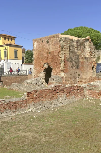 Археологічних розкопок в історичному центрі міста Пізи — стокове фото