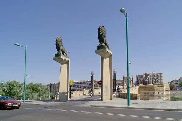 Ponte dei leoni di pietra nella città di Saragozza . — Foto Stock