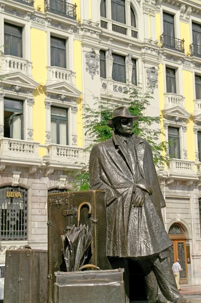 Sculpture of The Traveller (The return of Williams Arrensberg) Urculo artist Eduardo, Porlier Square in the city of Oviedo — Stock Photo, Image