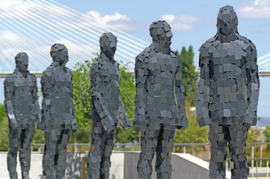 Iron Man Lizbon'daki Vasco de Gama Köprüsü yanında