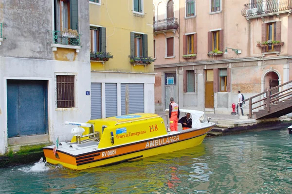 Швидка допомога чекає пацієнта на каналі в місті Венеція — стокове фото