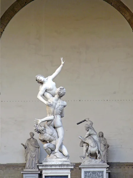 Våldtäkt av Sabines i Loggia Lanzi i Piazza della Signoria i Florens historiska centrum — Stockfoto