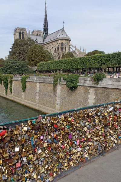 Lucchetti sul ponte dell'Arcivescovo sulla Senna nella città di Parigi — Foto Stock