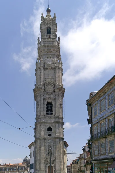 Torre de dois clérigos no centro histórico da cidade do Porto — Fotografia de Stock