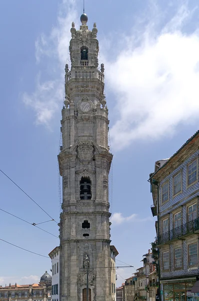 Oporto şehri tarihi merkezinde iki din adamları kule