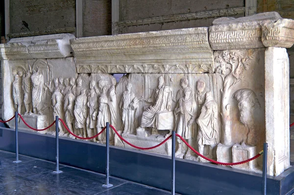 Architectural detail of the remains of a frieze inside the museum of the Roman Forum of Rome — Stock Photo, Image