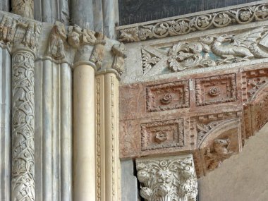 Bergamo kasabasında Santa Maria Maggiore Bazilikası dışında mimari detay