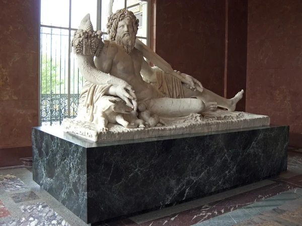 Escultura de mármol dentro del Museo del Louvre en la ciudad de París — Foto de Stock