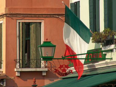 İtalya Cephesi Burano Adası üzerinde bayrağı