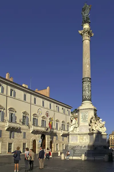 Kolom Onbevlekte Maagd met de Ambassade van Spanje naast de Plaza van Spanje in de historische stad Rome — Stockfoto