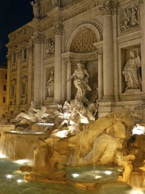 Fontana di Trevi Roma'nın tarihi merkezi