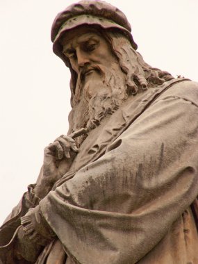 Leonardo da Vinci Milan şehir tarihi merkezinde Piazza della Scala heykel