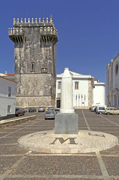 Skulptur av drottning Santa Isabel i staden Estremoz — Stockfoto