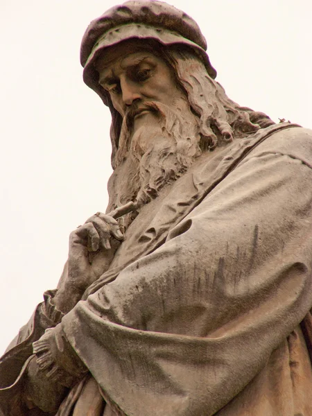 Escultura Leonardo da Vinci na Piazza della Scala, no centro histórico da cidade de Milão — Fotografia de Stock
