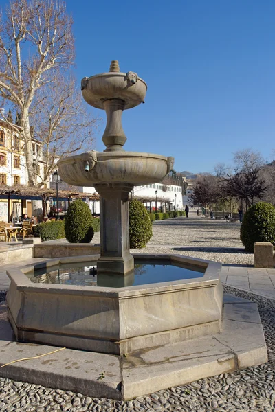 Fontana nel Paseo de los Tristes città di Granada — Foto Stock