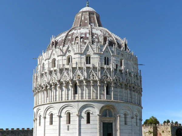 Batistério na Piazza dei Miracoli em Pisa — Fotografia de Stock