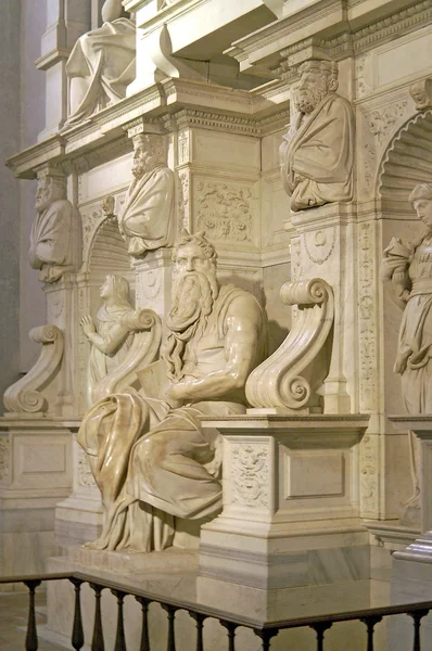 Moses skulptur künstler michelangelo in der kirche des heiligen peter in ketten in der stadt rom — Stockfoto